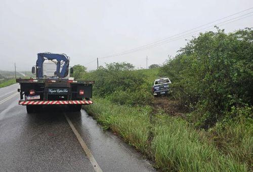 Falta de sinalização de veículo quebrado causa acidente com viaturas da PM na Rota do Sertão