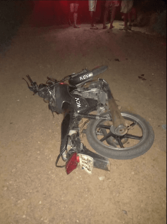 Motociclista de 21 anos morre após bater em poste