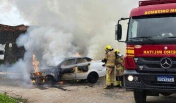 Veículo em chamas: Vazamento de gás causa incêndio em Nossa Senhora do Socorro