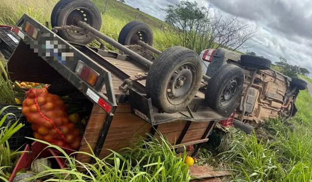 Condutora morre e duas pessoas ficam feridas em tombamento na SE-453, em Pedra Mole