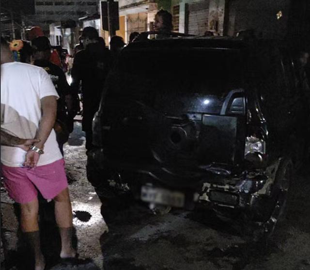 Carro desgovernado perde o controle e prensa mulher contra parede em Aracaju