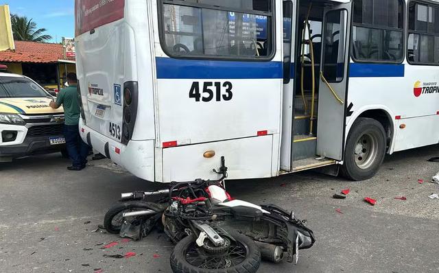 Jovem de 21 anos morre em colisão entre moto e ônibus em Aracaju