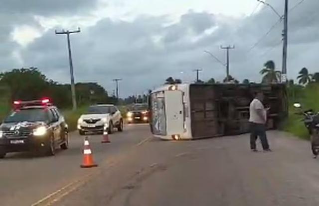 Acidente na SE-100: Micro-ônibus tomba após colisão em Barra dos Coqueiros