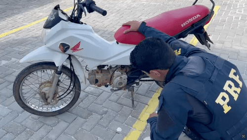 PRF recupera motocicleta furtada em São Cristóvão durante fiscalização na BR-101