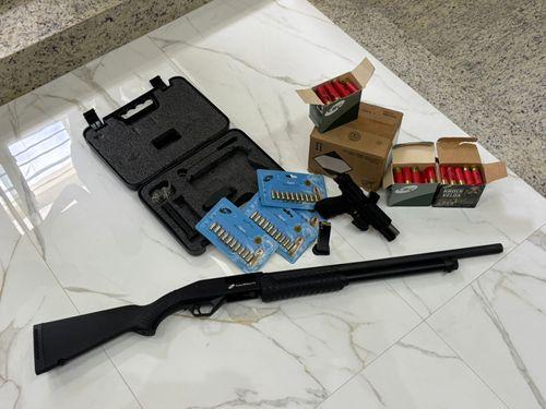 Suspeito de causar acidente que matou três pessoas segue foragido; polícia encontra armas sem documentação