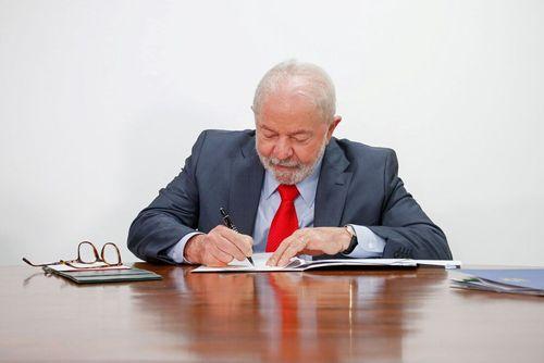Lula reduz prazo de inelegibilidade de políticos, mas mantém regras para crimes graves