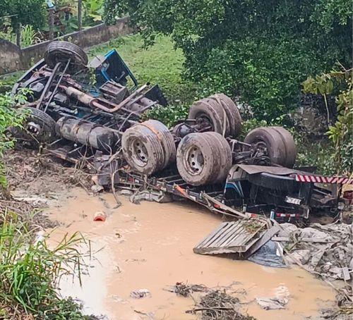 Caminhão carregado perde controle na BR-235; motorista e passageiro escapam ilesos
