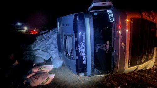 Bitrem tomba na SE-170 e motorista é socorrido antes da chegada da polícia
