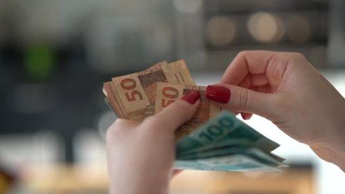 Trabalhadores nascidos em novembro e dezembro já podem sacar abono salarial de até R$ 1.518