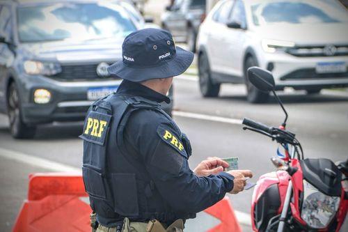 Sergipe: PRF flagra dois motoristas viajando com CNHs suspensas
