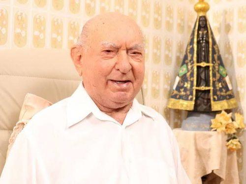 Fiéis se despedem de Monsenhor José Carvalho em Aracaju