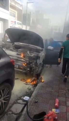 Carro pega fogo na manhã desta quarta-feira no centro de Itabaiana