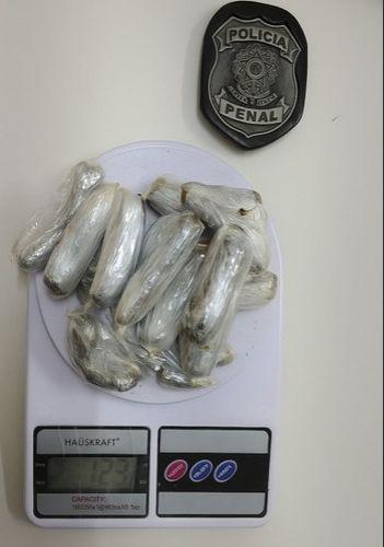 Mulher é flagrada tentando entrar com drogas no presídio de Areia Branca