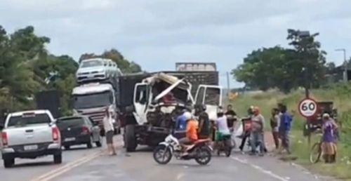Motorista morre após colisão frontal entre caminhões na BR-101, em Umbaúba