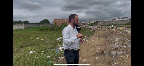 Terreno sem cercamento vira lixão a céu aberto e preocupa moradores do bairro Santa Mônica II