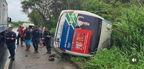 Ônibus da Coopertalse capota na BR-101 e deixa feridos em Rosário do Catete