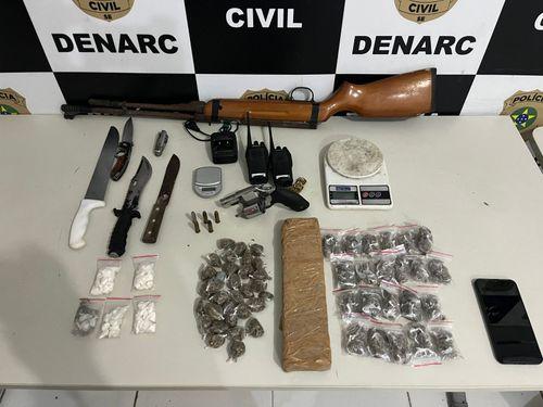 Denarc cumpre mandado contra tráfico de drogas em Maruim; suspeito reage e é atingido