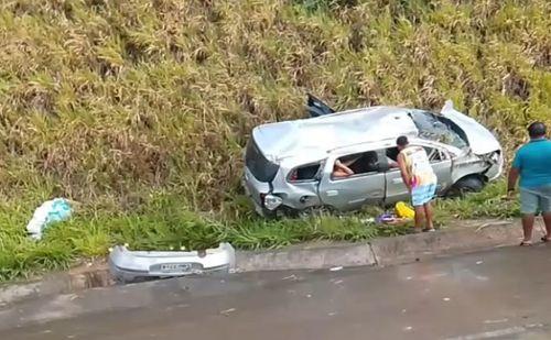 Três pessoas ficam feridas após capotamento na BR-101, em Maruim