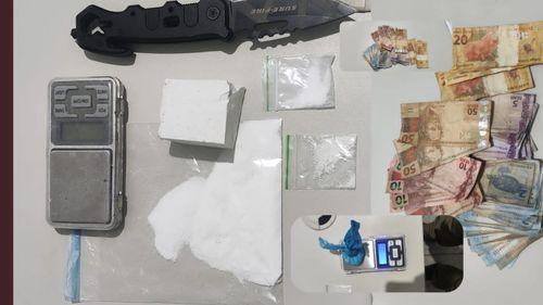Mulher é presa em flagrante por tráfico de drogas no centro de Capela