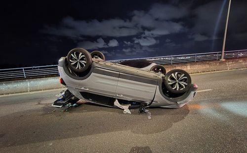 Colisão entre dois carros provoca capotamento na ponte da Barra