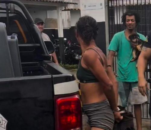 Mulher é presa por maus-tratos a cães e uso dos animais para ameaçar pedestres