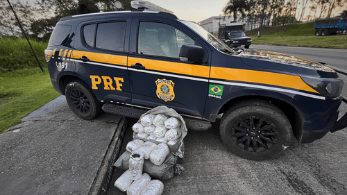 PRF apreende droga em carro com casal e crianças na BR-101, em Estância