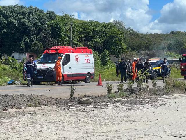 Carro capota na BR 101 e cai em lago entre Maruim e Japaratuba; duas pessoas da mesma família morrem