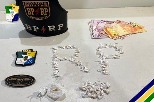 Dupla é presa suspeita de tráfico de drogas no Bairro Atalaia em Aracaju