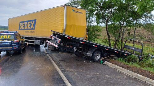 Colisão entre caminhão e guincho na BR-101 em Sergipe deixa um morto e dois feridos